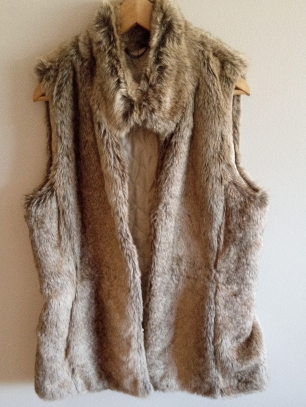 Banana Republic Faux Fur Quilted Vest Size Large Neutral Cozy Fall